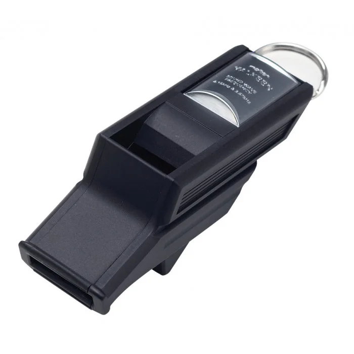 足球裁判在比赛中执法